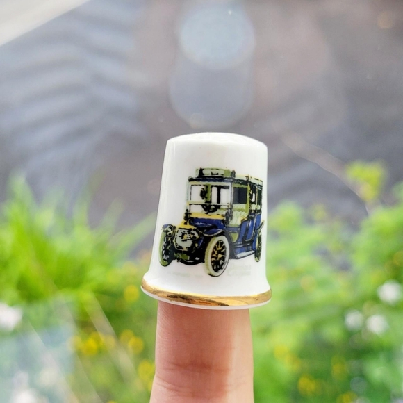 Vintage Old Car Bone China Thimble - Picture 3 of 8